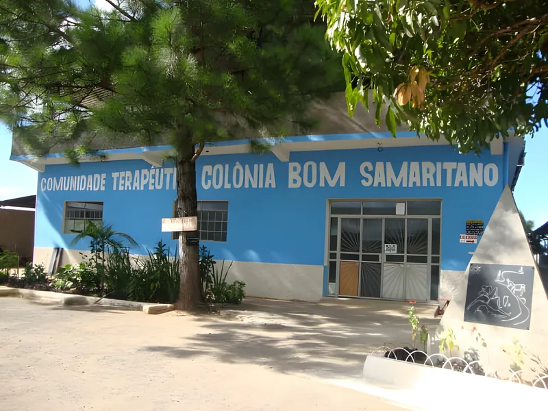 Foto real: fachada da Comunidade Terapêutica Colônia Bom Samaritano